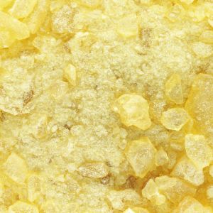 Kijk hier voor alle details over de hars soort Kolofonium, Colofonium, Kolophonium of Colophonium waar naast vernissen nog veel andere produkten van worden gemaakt. Volgens de Amerikaanse methode worden er in de herfst "kamertjes" gemaakt in de bast van de betreffende boom waarboven vervolgens de bast wordt weggehaald en/of wordt voorzien van kanaaltjes die naar de "kamertjes" leiden. Vanaf maart tot oktober loopt het sap van de boom in deze kamertjes waar het kan worden geoogst. Na de oogst wordt het verwarmt om water te laten verdampen.